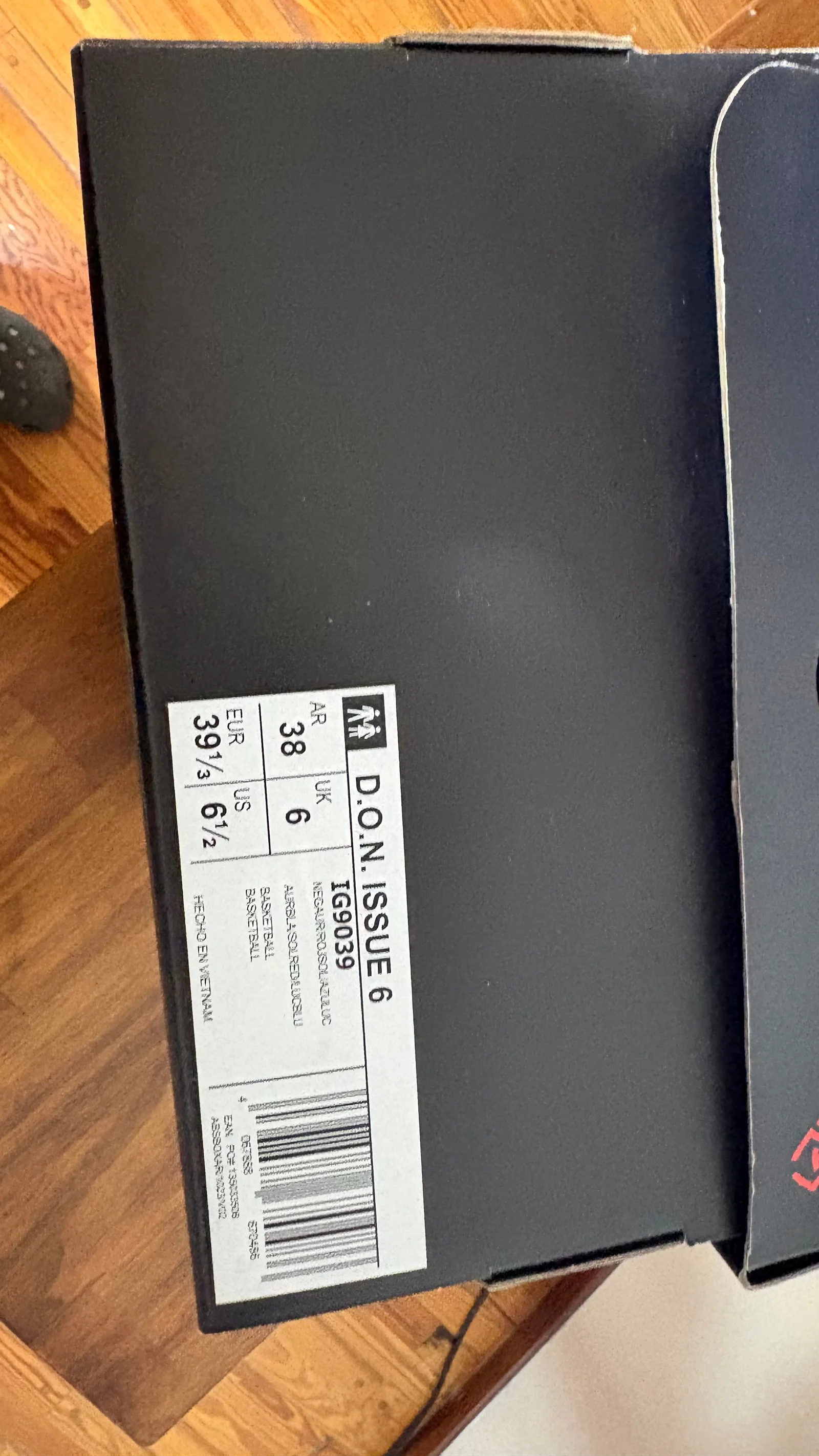 Etiqueta de la caja de las Adidas D.O.N. Issue 6 con modelo y talle visibles