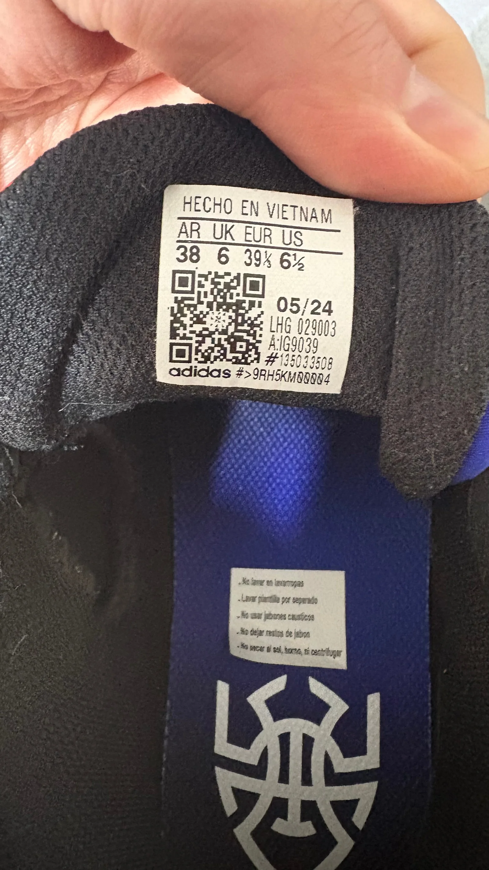 Etiqueta interior de las Adidas D.O.N. Issue 6 con el talle visible