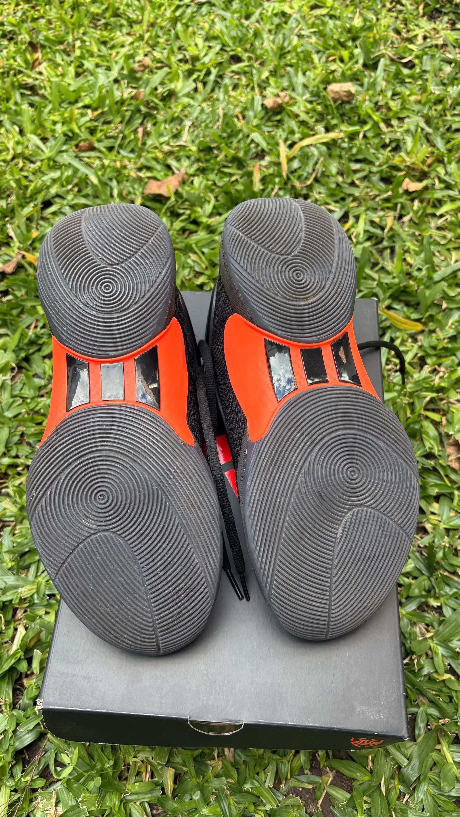 Suelas de goma de las Adidas D.O.N. Issue 6 con el patrón de tracción visible