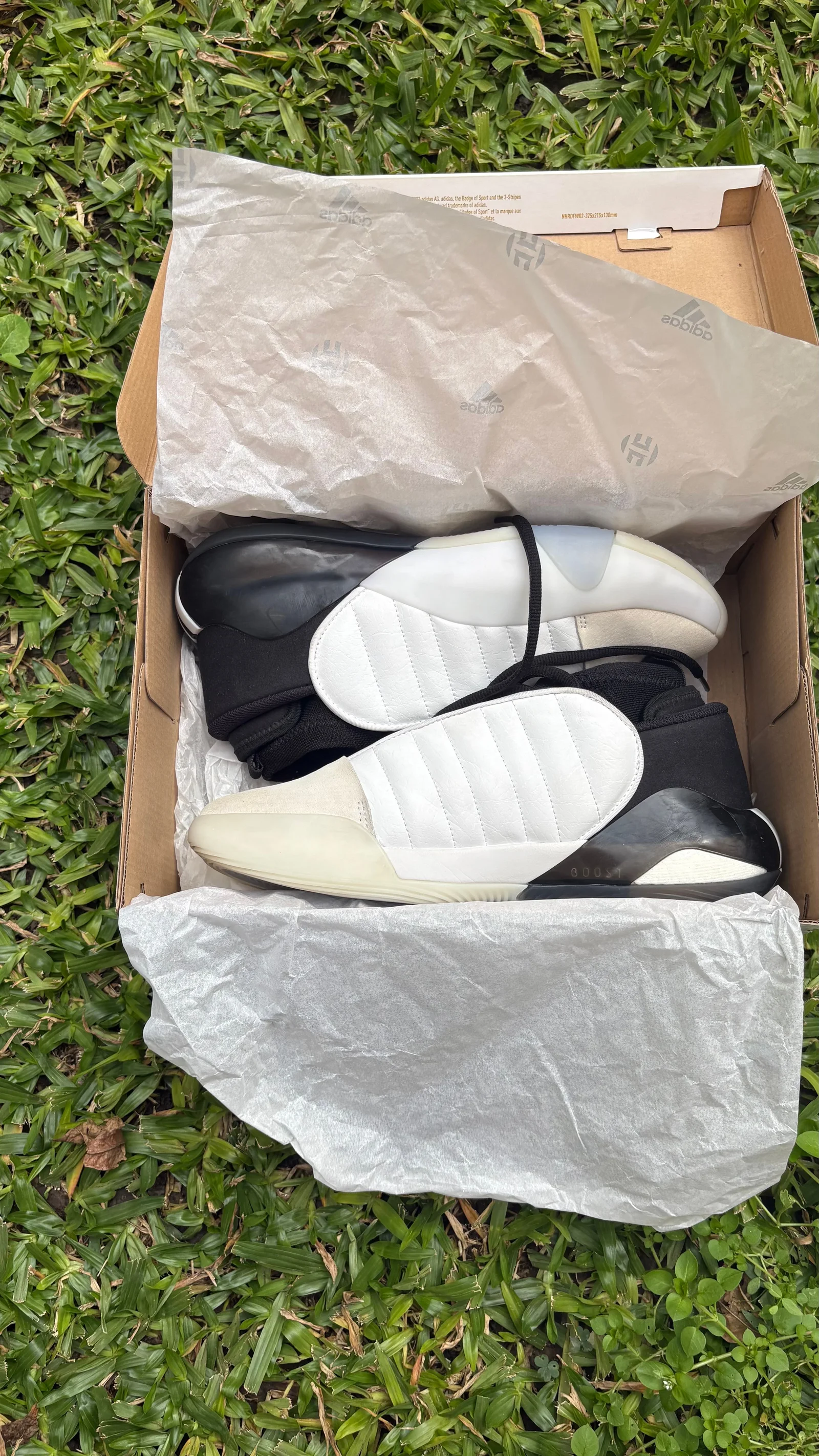 Adidas Harden Volume 7 acomodadas dentro de su caja original