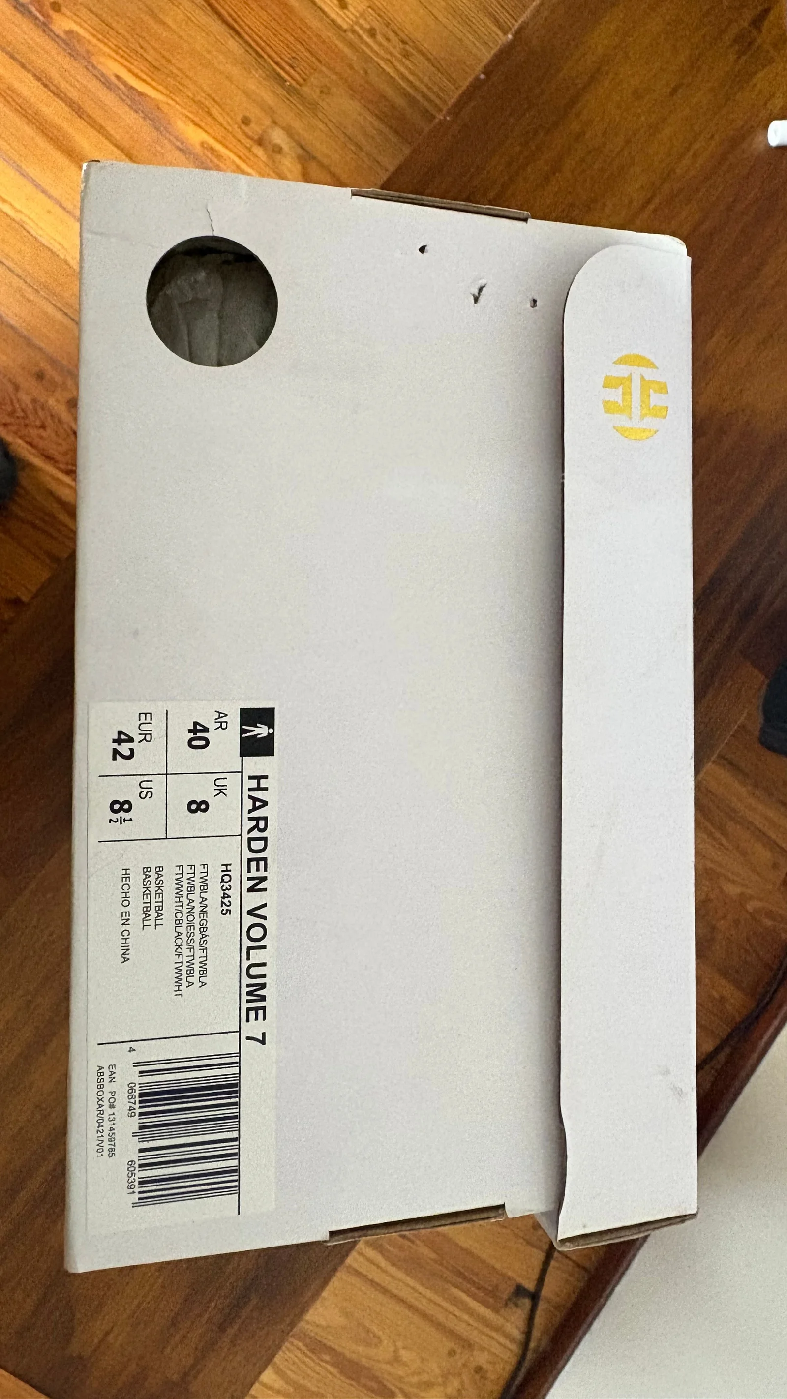 Etiqueta de la caja de las Adidas Harden Volume 7 con el talle visible