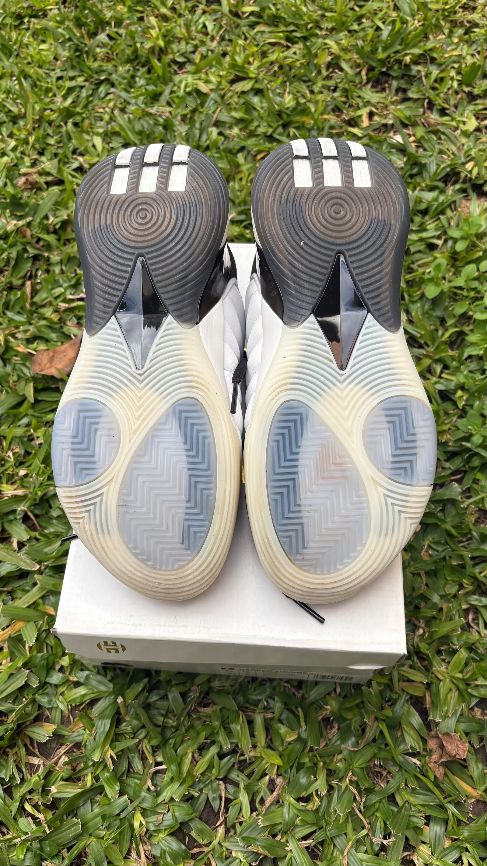 Suelas de las Adidas Harden Volume 7 con patrones de tracción visibles
