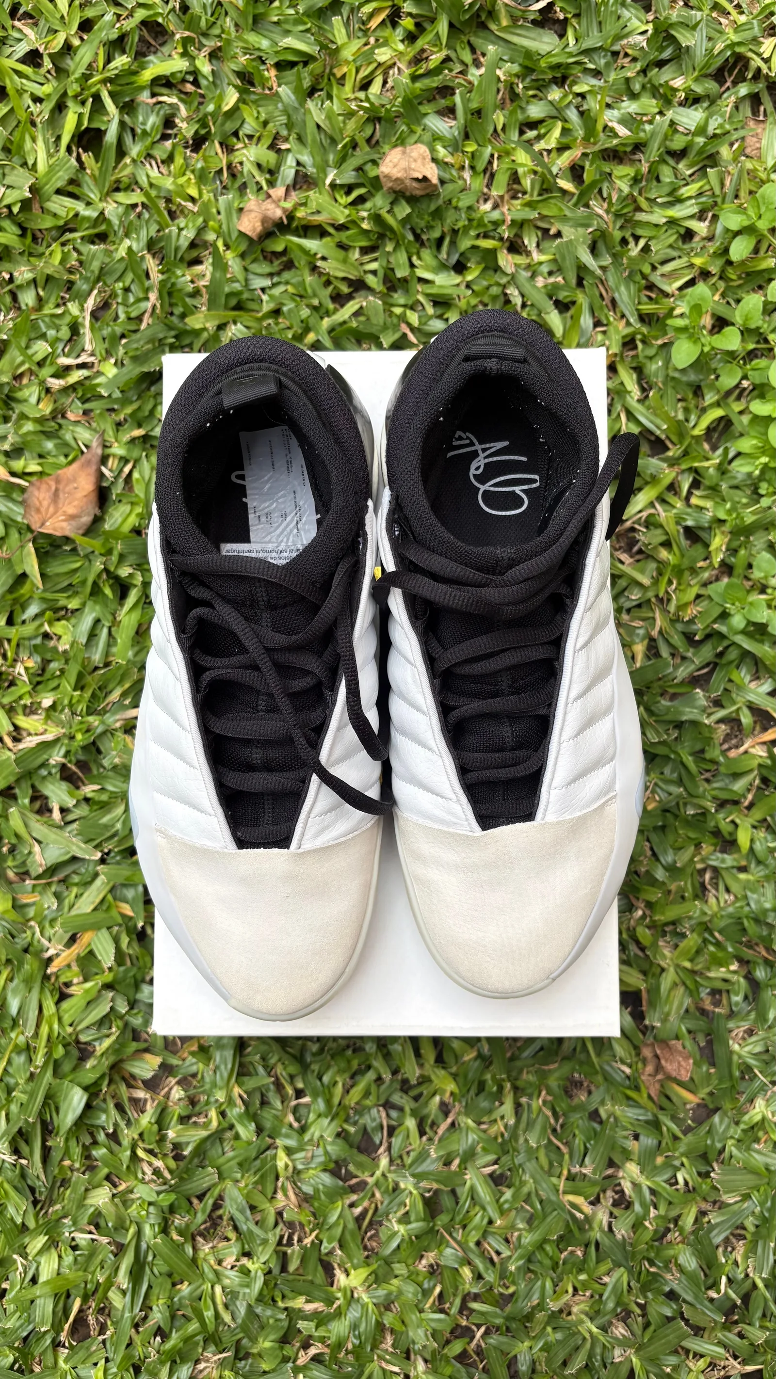 Adidas Harden Volume 7 vistas desde arriba, con el interior y los cordones negros visibles