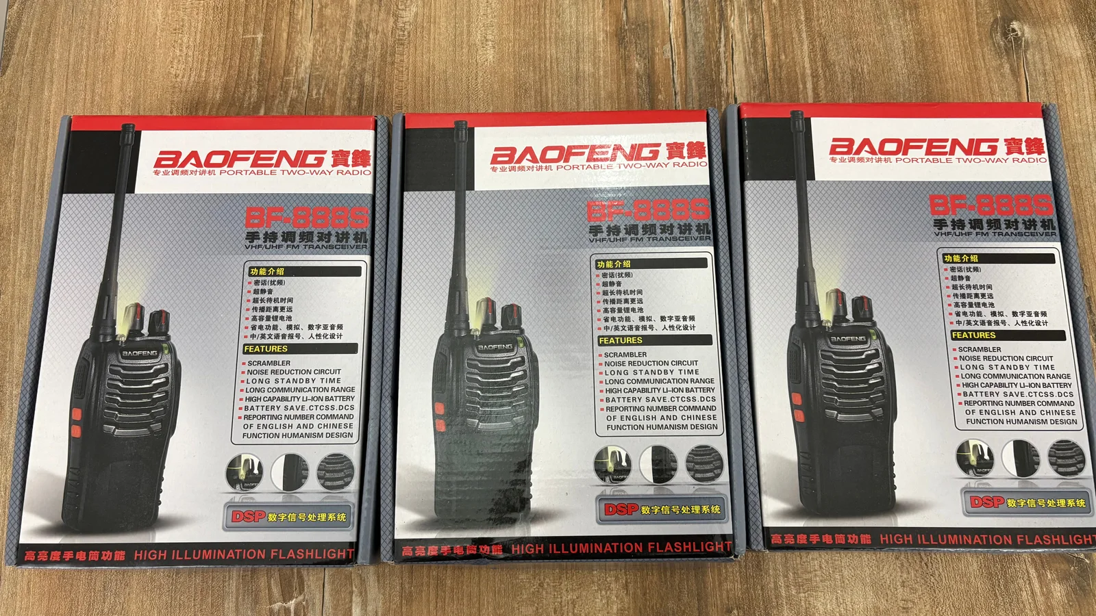 Tres cajas originales del handy Baofeng BF-888S alineadas sobre una mesa
