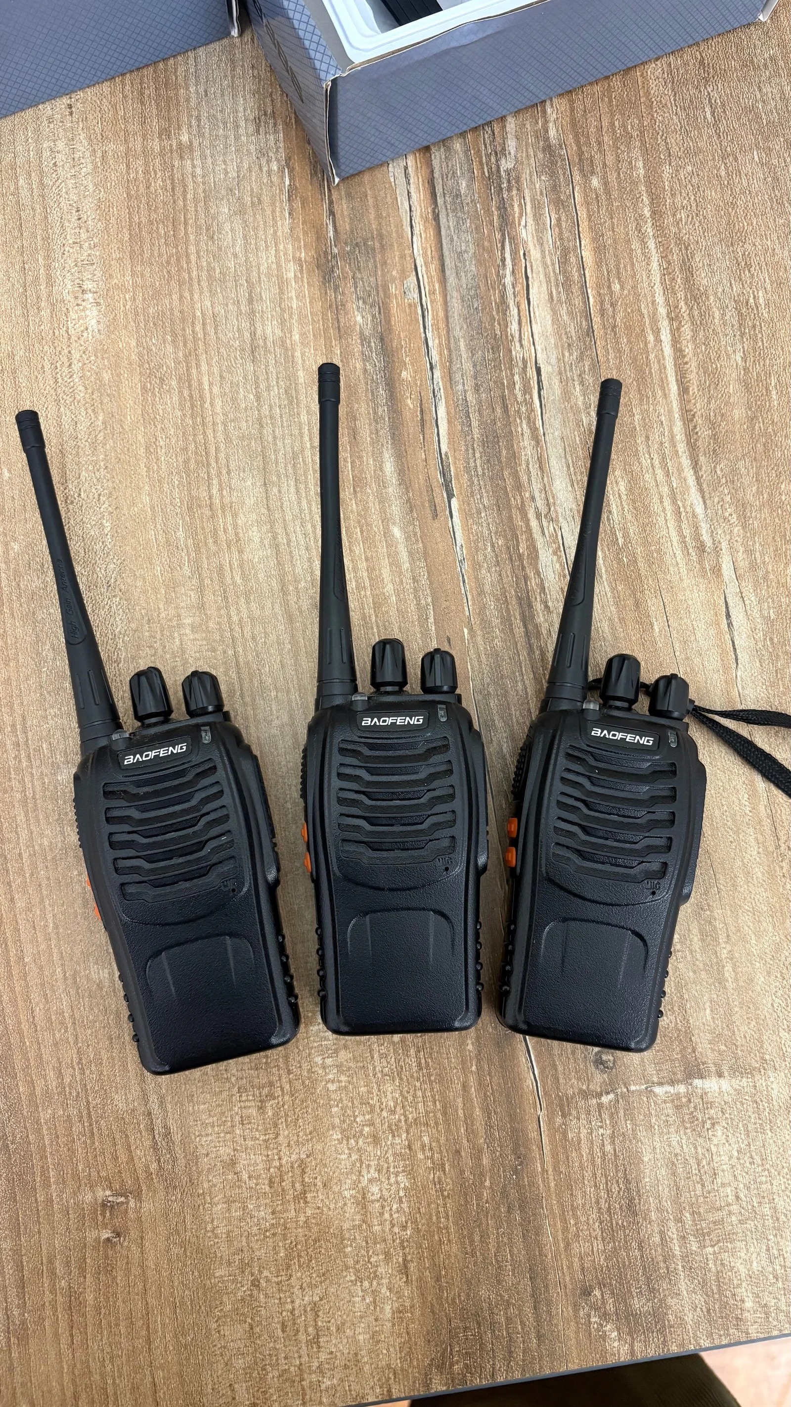 Primer plano de los tres handies Baofeng BF-888S con antenas colocadas