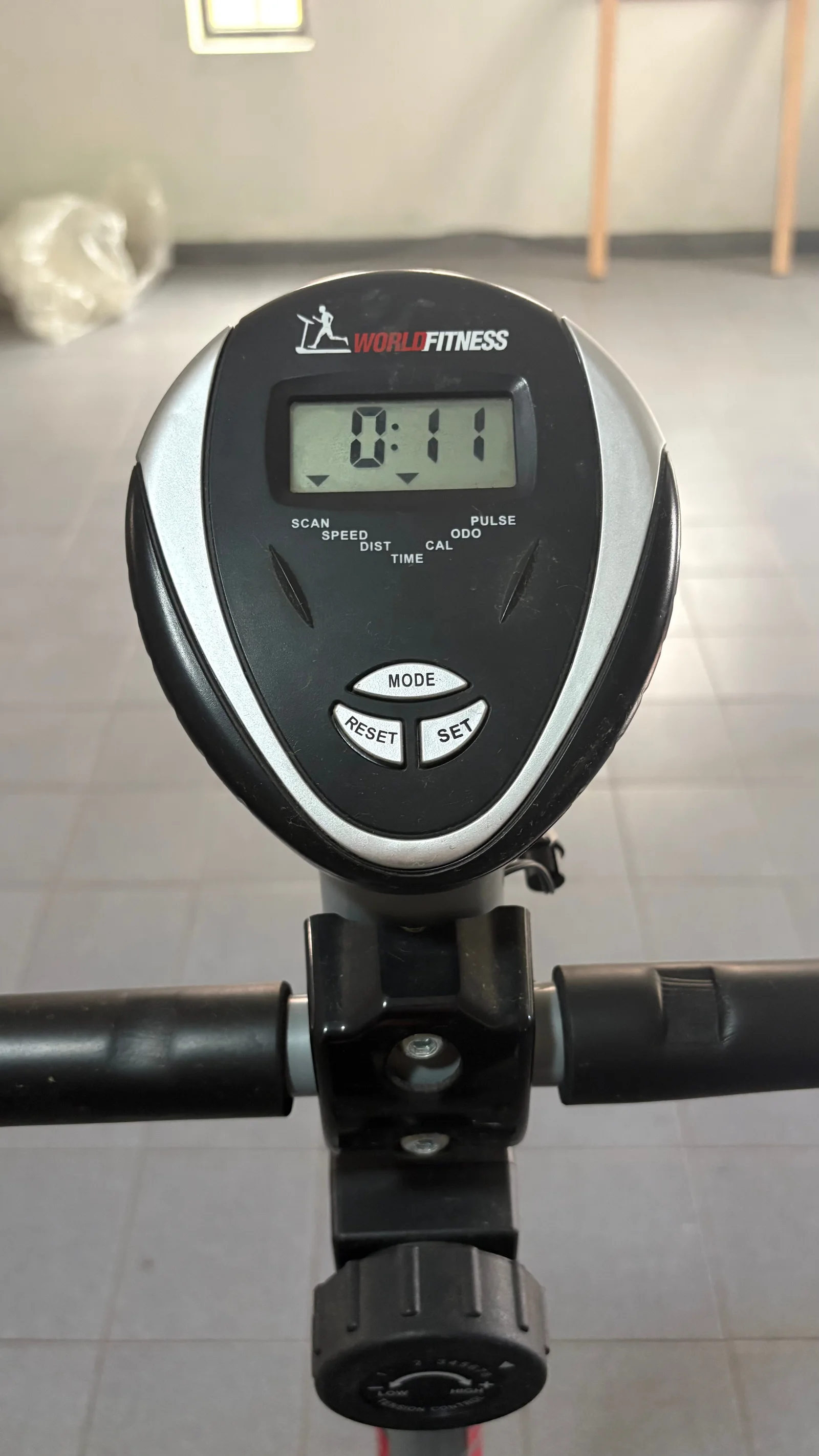 Pantalla encendida de la bicicleta World Fitness y botones de modo, reinicio y ajuste
