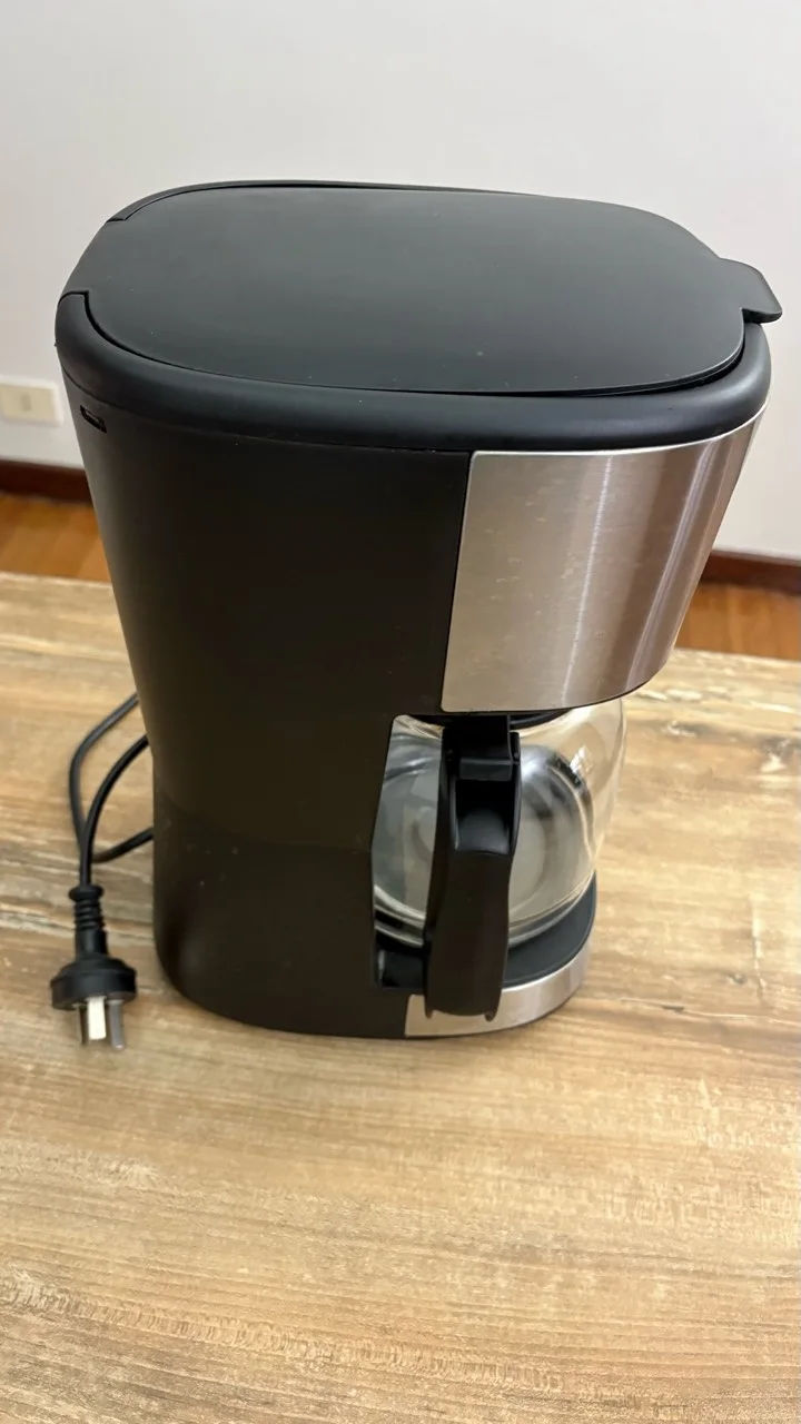 Parte trasera y lateral de la cafetera Smartlife, con la jarra y el cable de alimentación visibles