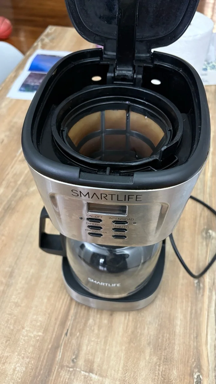 Vista superior de la cafetera Smartlife abierta, con el filtro permanente removible colocado