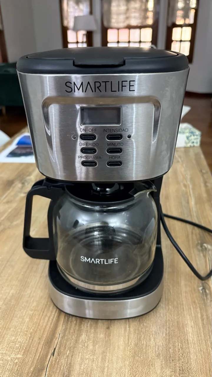 Cafetera Smartlife SL-CMD1095 negra y de acero inoxidable vista de frente, con jarra de vidrio y panel digital