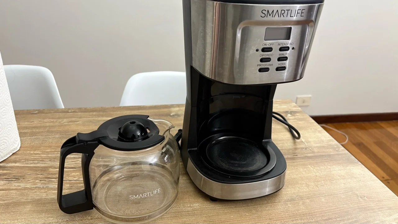 Cafetera Smartlife con la jarra de vidrio retirada y apoyada junto a la base