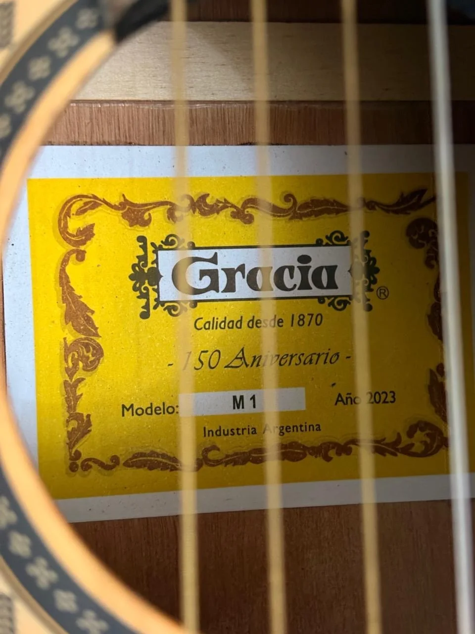 Detalle de la boca, roseta, cuerdas y etiqueta Gracia M1 de la guitarra