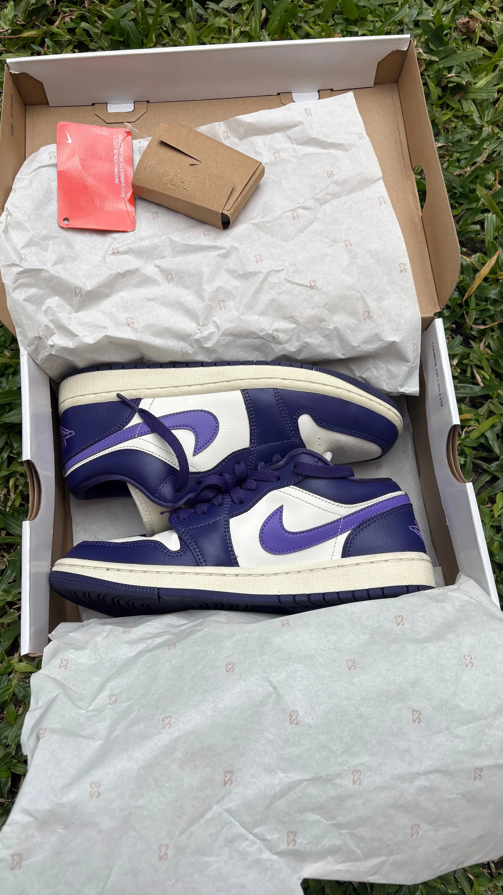 Nike Air Jordan 1 Low violetas y blancas dentro de su caja original