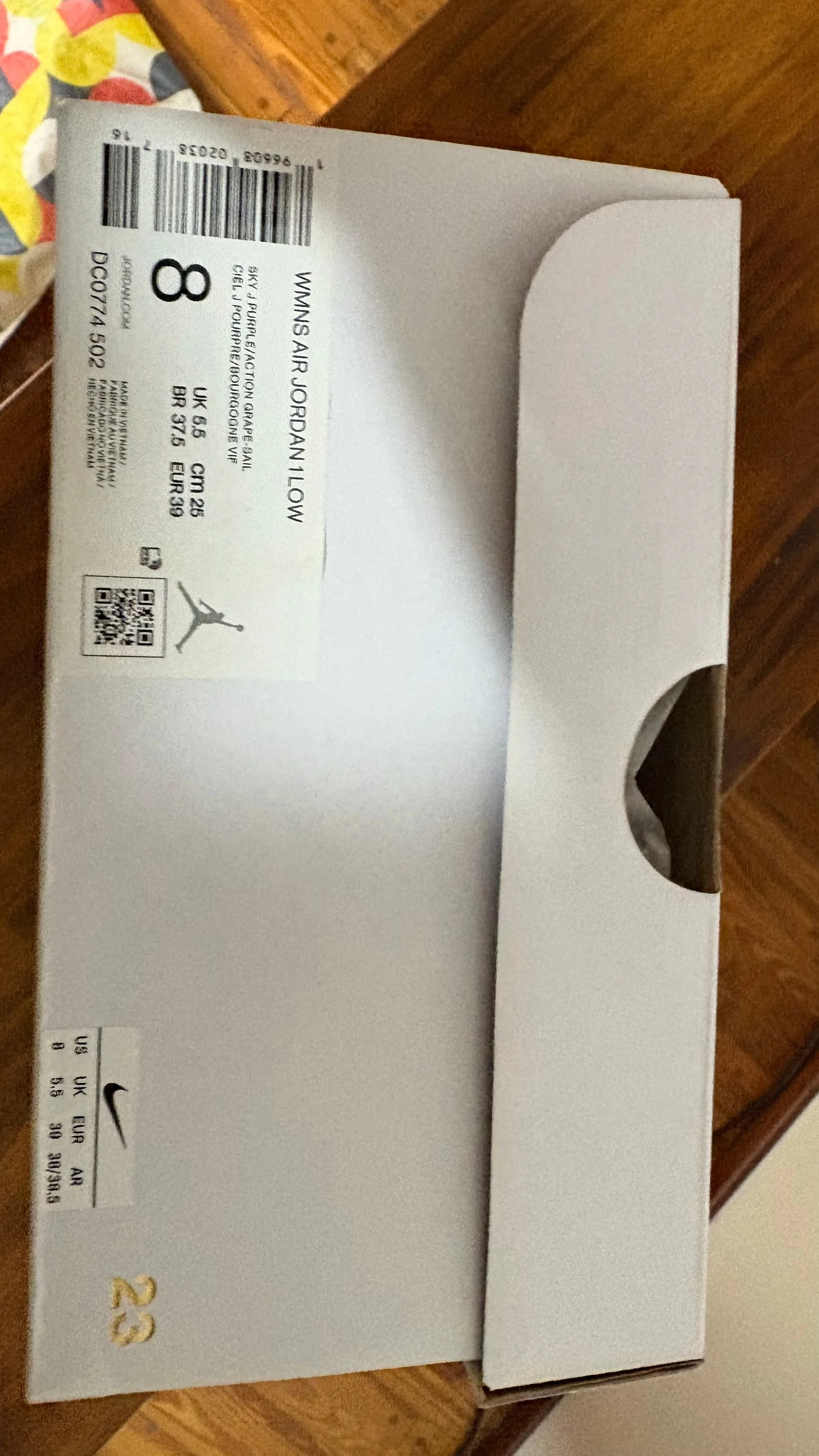 Etiqueta de la caja de las Nike Air Jordan 1 Low con el talle visible