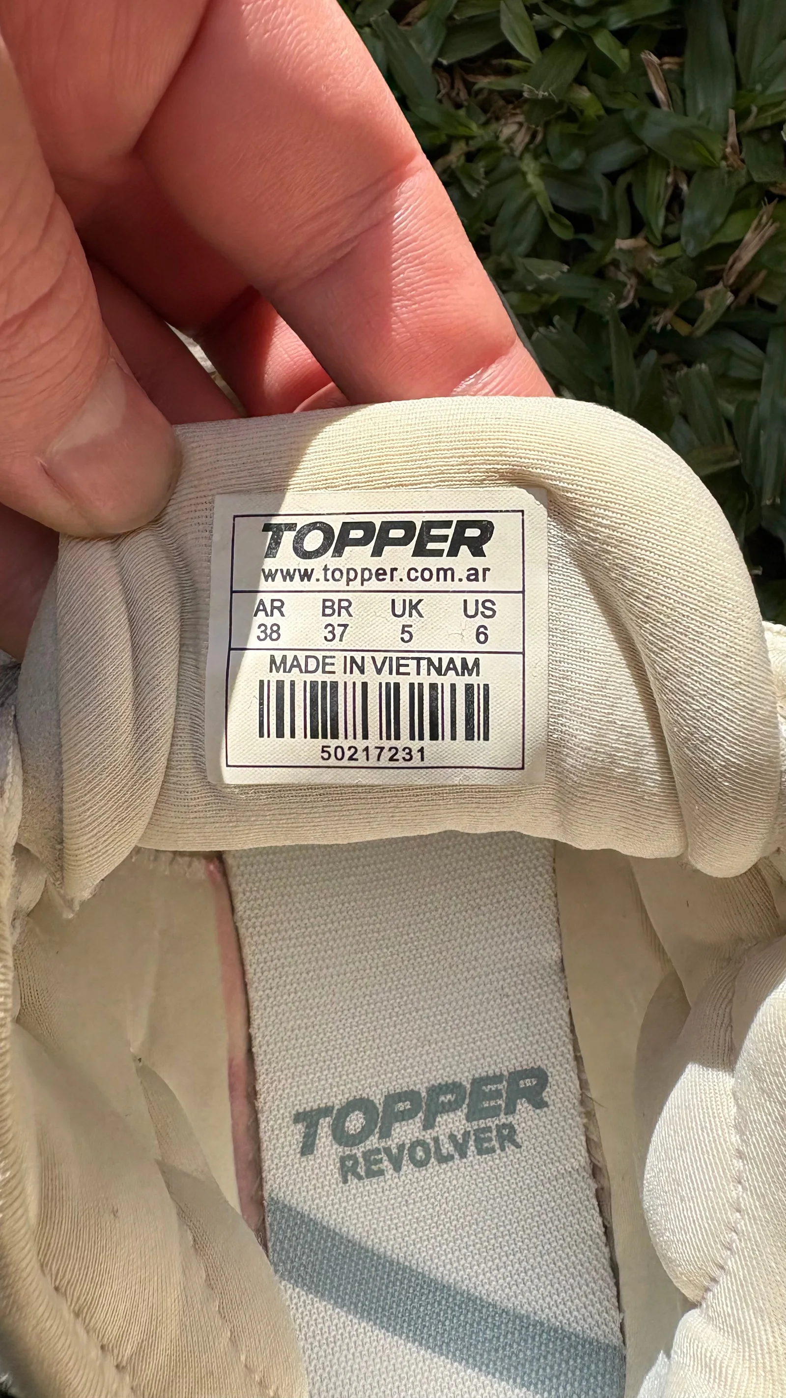 Etiqueta interior de talle y modelo de las zapatillas Topper Revolver