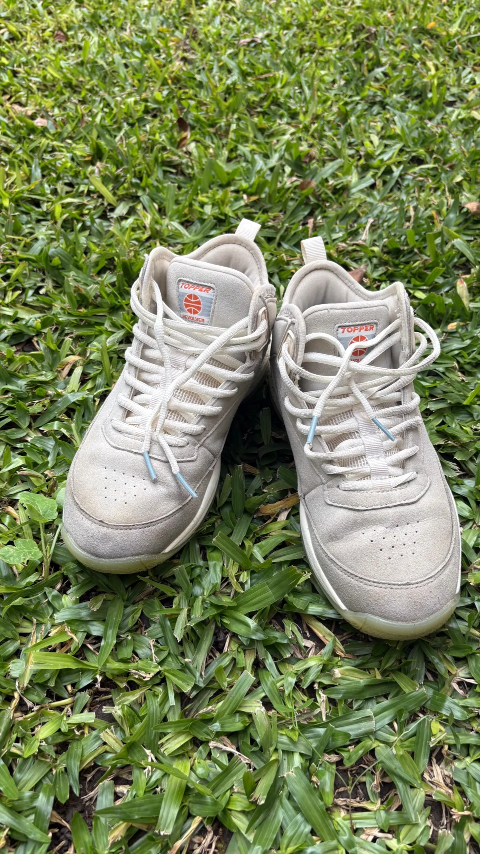 Par de zapatillas Topper Revolver color crudo visto de frente sobre el pasto