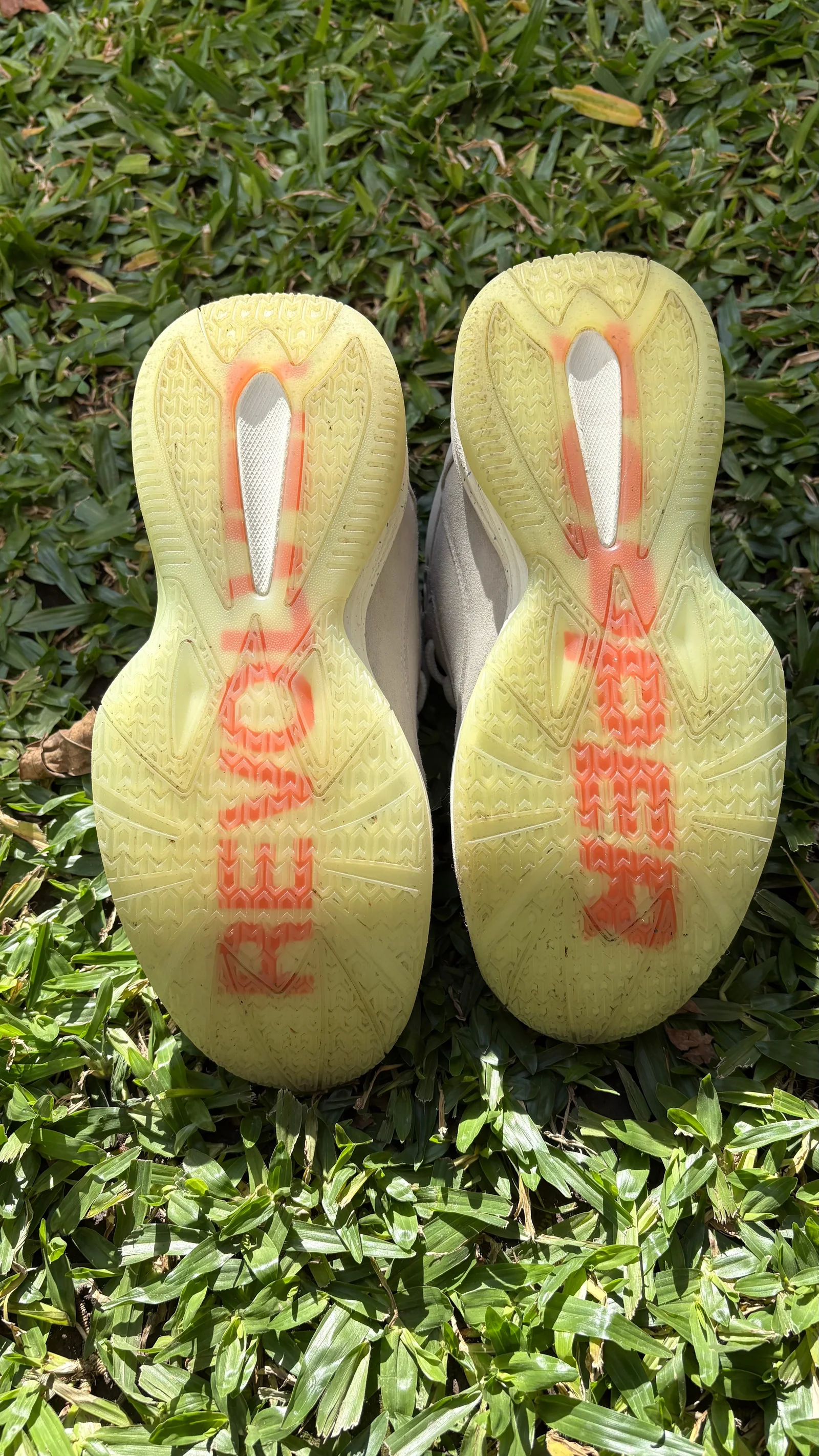 Suelas de las zapatillas Topper Revolver con el nombre del modelo estampado